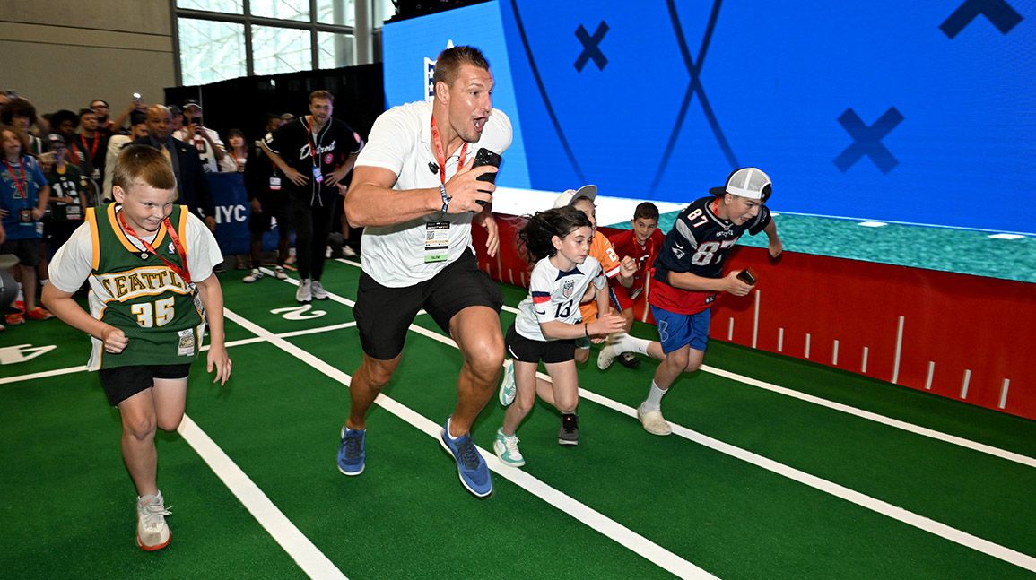 Rob Gronkowski races kids at Fanatics Fest NYC 2024. (Credit: Getty Images)
